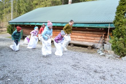 Dzieci podczas wyścigu w workach